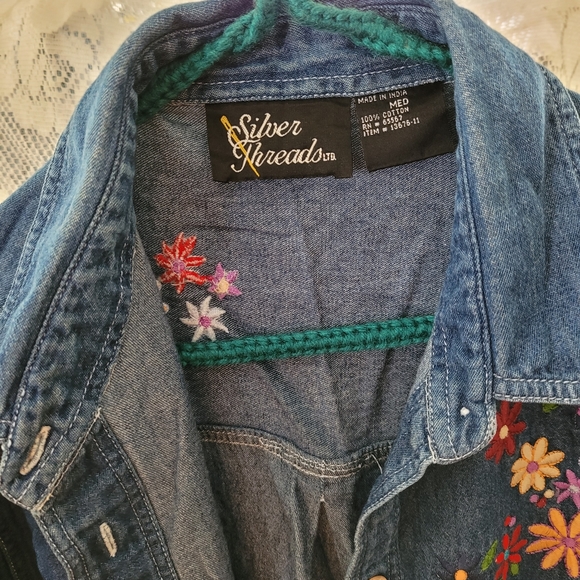 (2838) Silver Threads, Women's,  Size Medium,Denim button down Shirt, - Picture 5 of 8